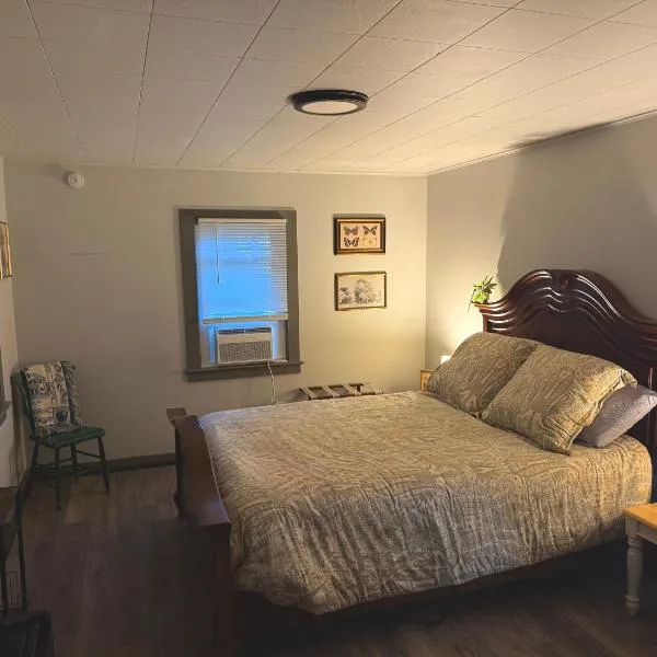 Cozy Keene Retreat - Walk To Downtown!, hotel di Keene