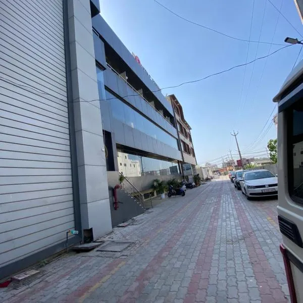 Eagle Hospitality !! Lift ! Large Rooms ! Parking ! Top Rated and Most Awarded Property by SIDHAM Group, hotel em Chandīgarh