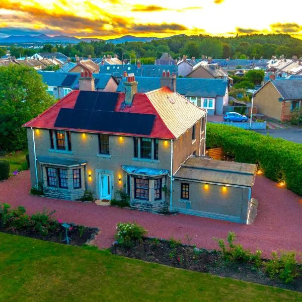 Red Roofs - 5BR Luxury - Large Gardens - EV Point - Near Edinburgh, hotel v destinaci Newtongrange