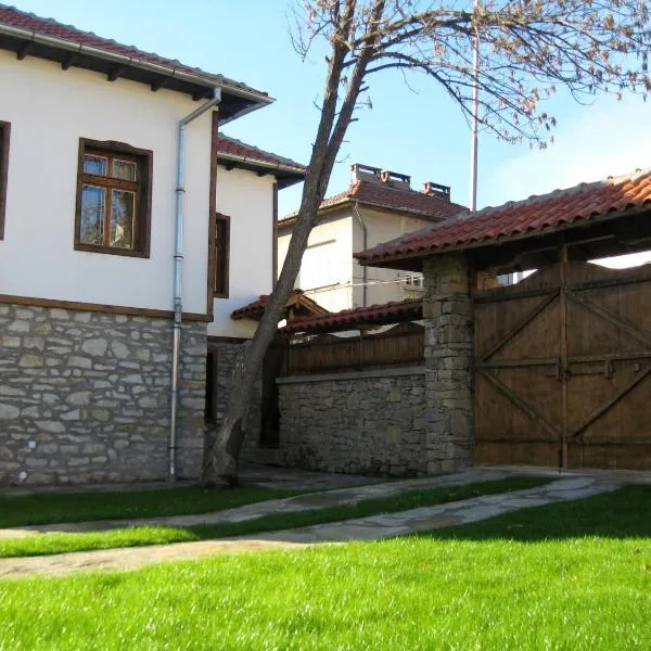 Private 4BR-2BA guest House Dryanovo with Pool and FREE Parking, hotel in Zaya