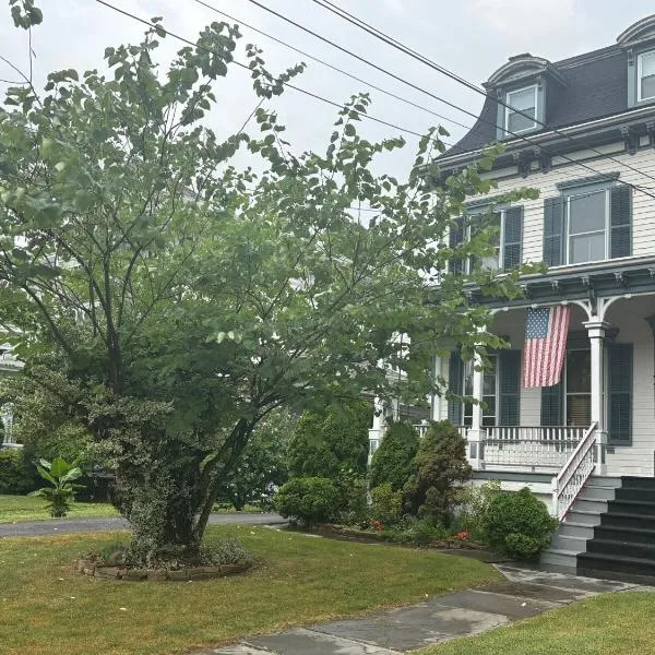 1 Br Private Victorian Apt in convenient City location on half acre sleeps 4, hotel v destinaci Poughkeepsie