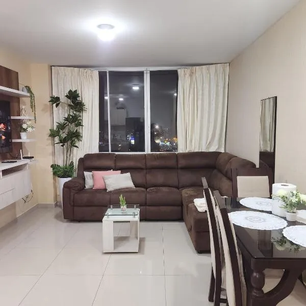 Vive y descansa con seguridad a 3min del mall San Miguel, hotel in Lima
