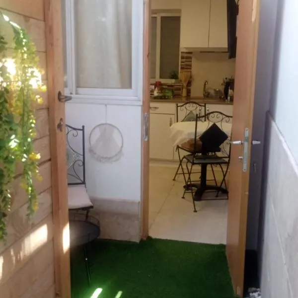 מקסימה עם חצר במרכז העיר, hotel in Eilat