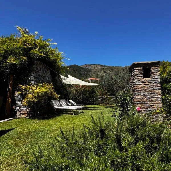 La Casa negli Ulivi - con vista Mare, hotel em Arnasco