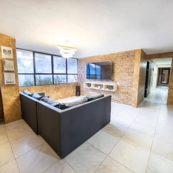 5 Bedroom - 1 Block from Lleras - P2, hotel in Medellín