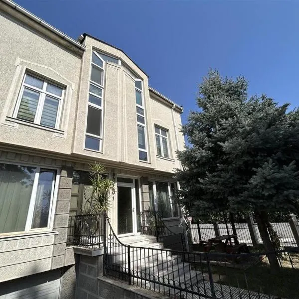 Peaceful apartment with yard and parking, hotel em Skopje