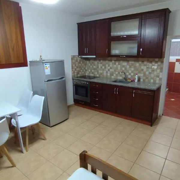 Zisi Rooms, hotel in Sarandë