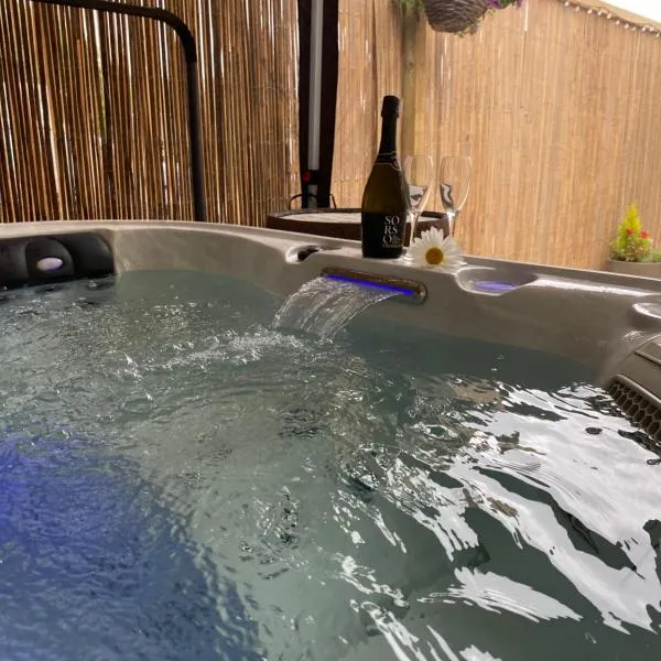 2 Bed Countryside Retreat in Dorset Includes a private Hot Tub and cosy wood burner, hotel en Horton