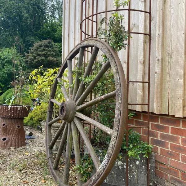 Pet Friendly Winter Retreat with Hot Tub and Alpacas in Wimborne Dorset, hotel a Horton