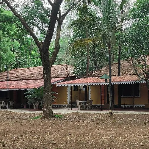 Pinewood Resort, hotel u gradu Karjat