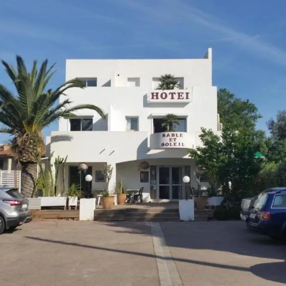 Hotel Sable Et Soleil - Port, Plage & Options Jacuzzi privé, hotel v destinácii Fréjus