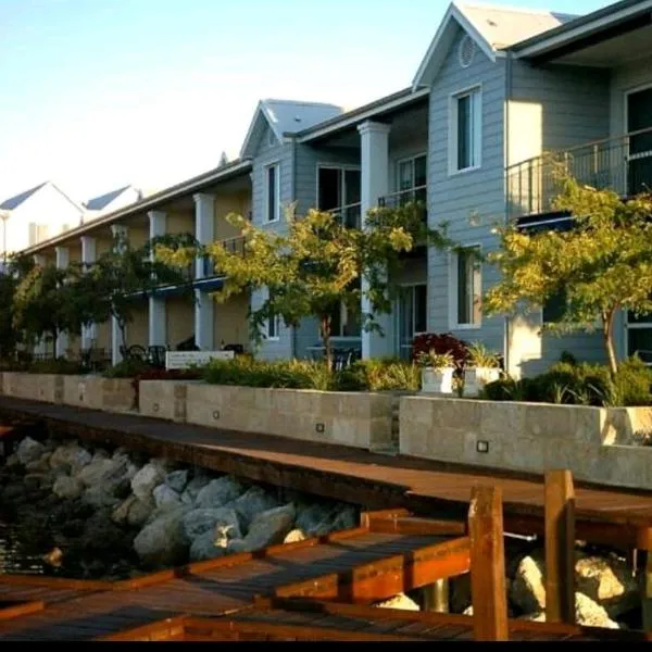 Waterfront Hideaway with Pool, Spa & BBQ Area, hotel in Mandurah