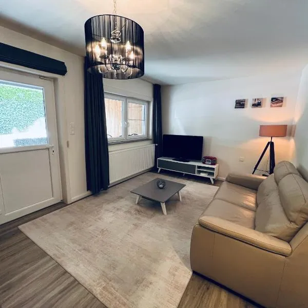 Ruime suite met privé ingang en badkamer, hotel in Genk