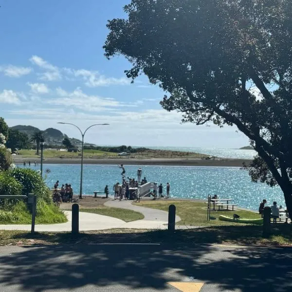 Warm sunny holiday home right in town, hotel em Raglan