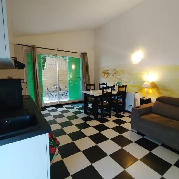 Appart t2 - jusqu'à 4 couchages - avec jardin, hotel in Saint-Laurent-de-la-Salanque