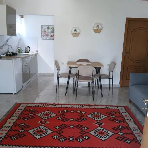 Sunny Guest House, hotel in Gjirokastër