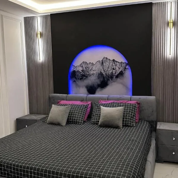Luxury Private Top Floor Apartment in Heart of Bahria Town, hotel in Lahore