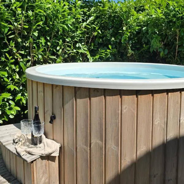 Luxe Tinyhouse Saffraan met privé hottub، فندق في ميرسين