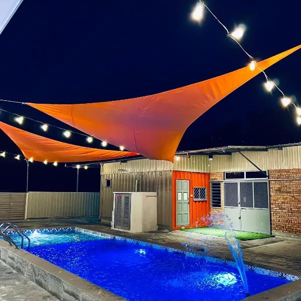 The Rina Homestay-Whole Villa with Private Pool,BBQ & Karaoke-Near Beach-, hotel in Port Dickson