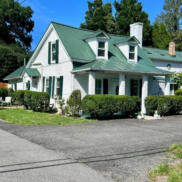 Across The INN Entire Colonial House with lovely porch & extremely fast Wi-Fi, hotell sihtkohas Washington, Virginia