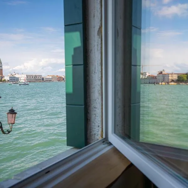 वेनिस में, होटल 3 Windows on St Mark - Canal View Apartment