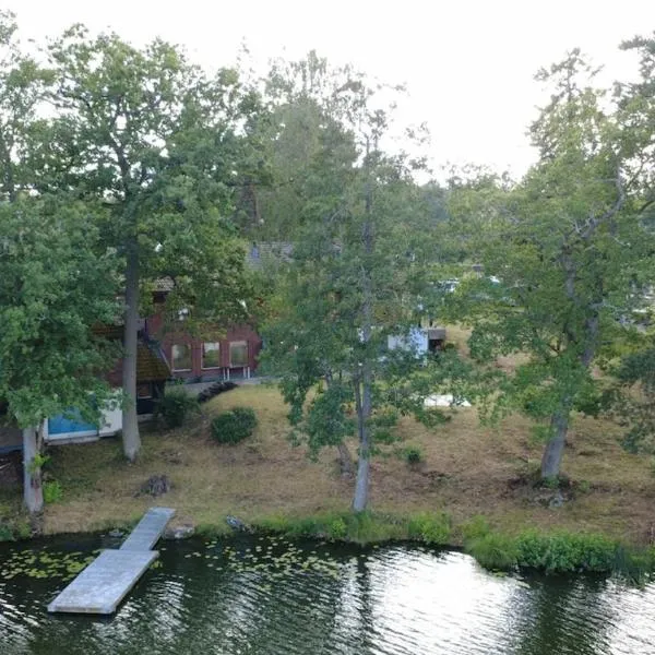 Scenic Lakehouse near Stockholm with Sauna & Jetty, hotel v mestu Huddinge