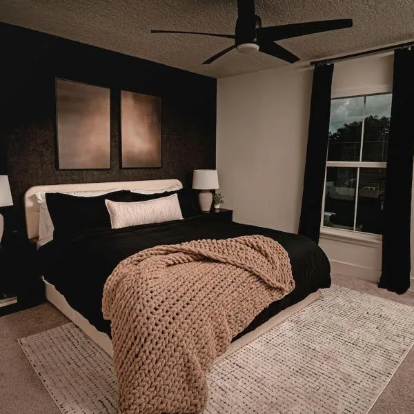 Viesnīca 3BR-3BA Modern Ybor Central Tampa with Rooftop Firepit & 2 Bikes-Fully Equipped pilsētā Tampa