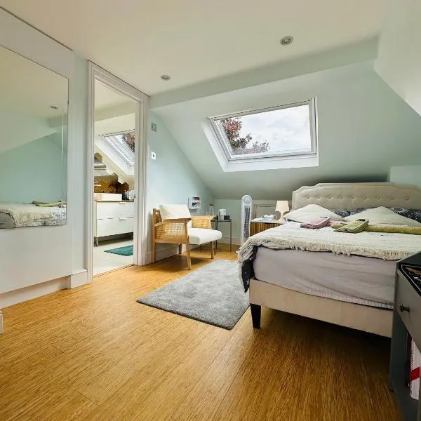 Large Double Room with Private Bathroom West Zone 3 Free Parking, hotel v Londýně