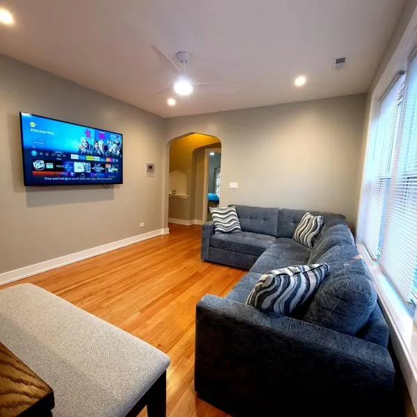 Beautiful 4 bedroom 2 bathroom apartment near everything, hotel in Chicago