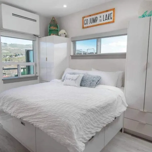 Top Floor Lakeshore Views Near Skiing, hotel in Vernon