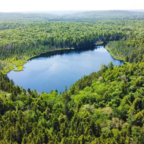Lodge at Madawaska Ideal for Groups and hiking, hotel en Lake Saint Peter