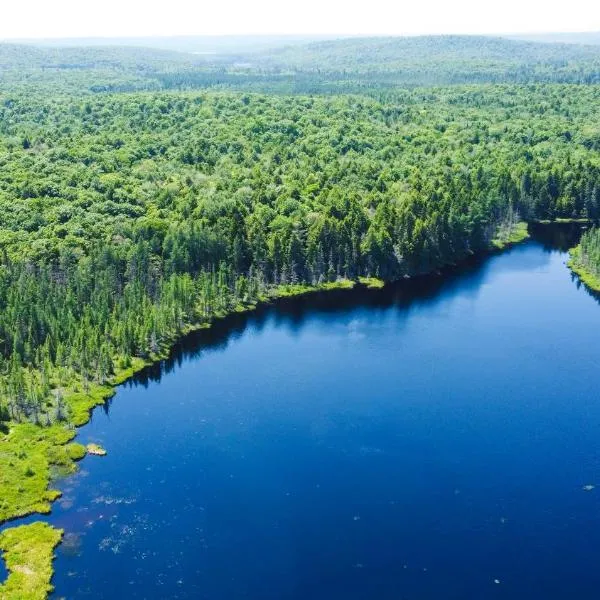 Karaoke Lodge in Madawaska, Big Group-Friendly, Hotel in Lake Saint Peter