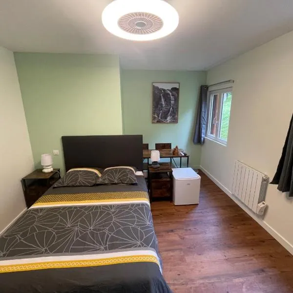 Chambre l'Ecureuil, hotel em Cernon