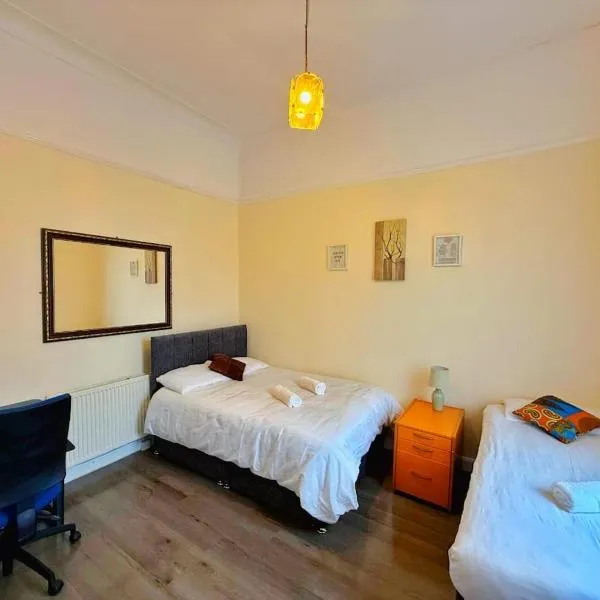 Near City-Birkenhead rooms for 3 Shared Bathroom and Kitchen，位于伯肯黑德的酒店