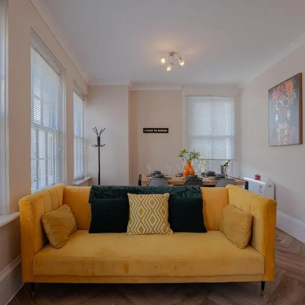 Beachfront, 2-bedroom, Sleeps 5, long stays, hotel v destinaci Brighton & Hove