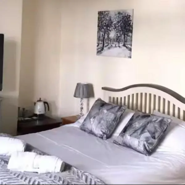 284 Room 1 - Beachfront, hotel in Swansea