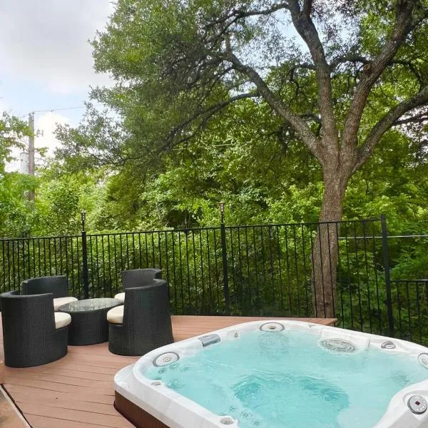 Vacation Home with Whole Home Air Cleaner and Jacuzzi, hotel in Austin