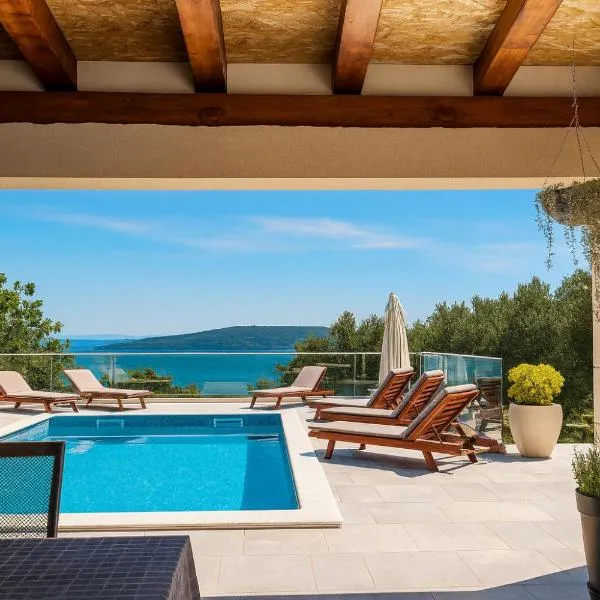 Holiday house Doris with pool, garden and view، فندق في قشتيلا