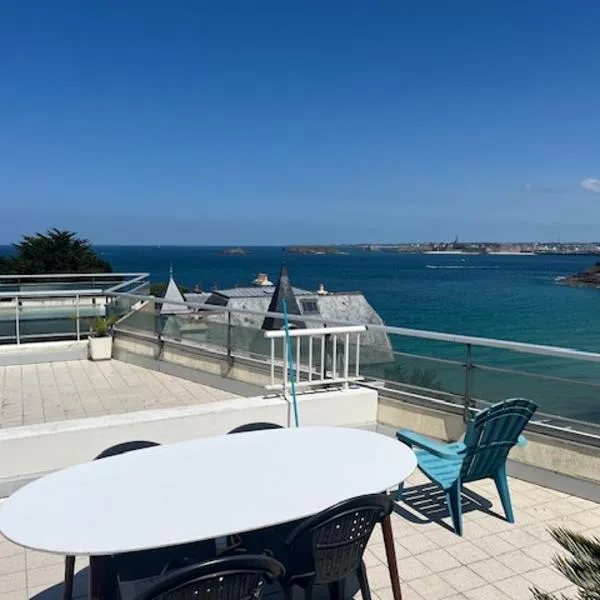 Le Crystal-studio terrasse pleine vue mer, отель в Динаре