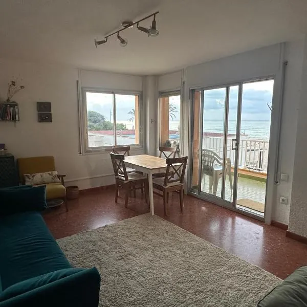 Beachfront apartment, hotel in Sant Salvador