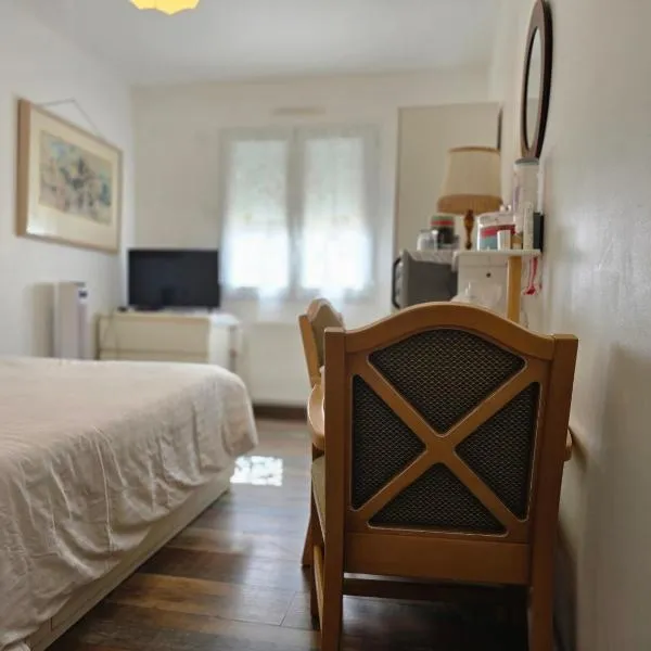 1 Chambre pour 2 personnes "Chez l'habitant" maison possède un petit chien, hotel in Quincy-Voisins
