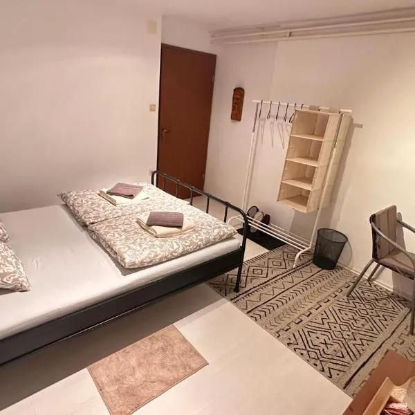 Room under Velika planina, hotel in Stahovica