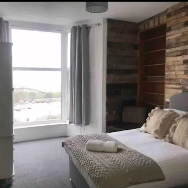 106 Brynmill - Room 5 - Sea views, hotel in Sketty