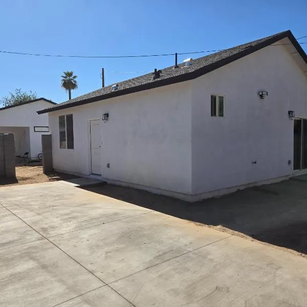 Casita in back house Not a hotel shared living, hotel v destinaci Glendale