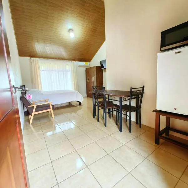 Habitaciones el corral, hotel in Aguacate