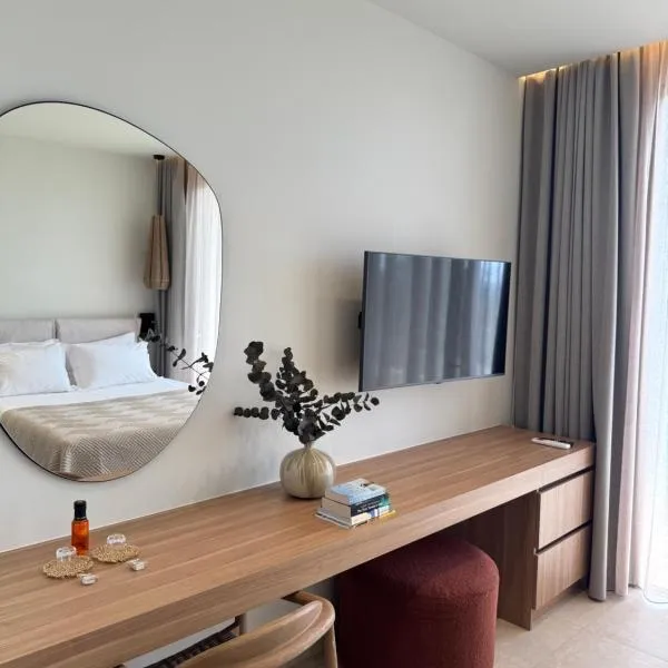 The Little Crab Suites, hotel in Agios Gordios