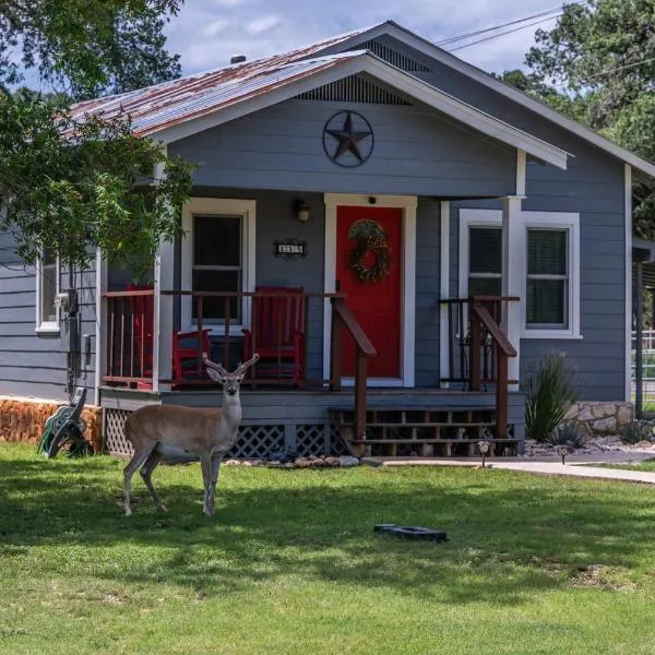 Bandera Bungalow - River, Downtown, Peaceful fenced corner lot! King bed!, hotel v destinaci Bandera