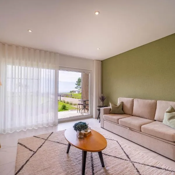 New Luxury Apartment, Sea View with Pool & Gym, hotel en Nazaré