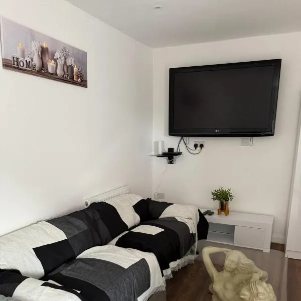 Stylish and Modern Space، فندق في Shenley Brook End
