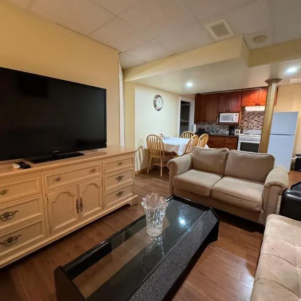 Two bedrooms with two beds and one sofa bed, one washroom basement suite,Chestermere的飯店